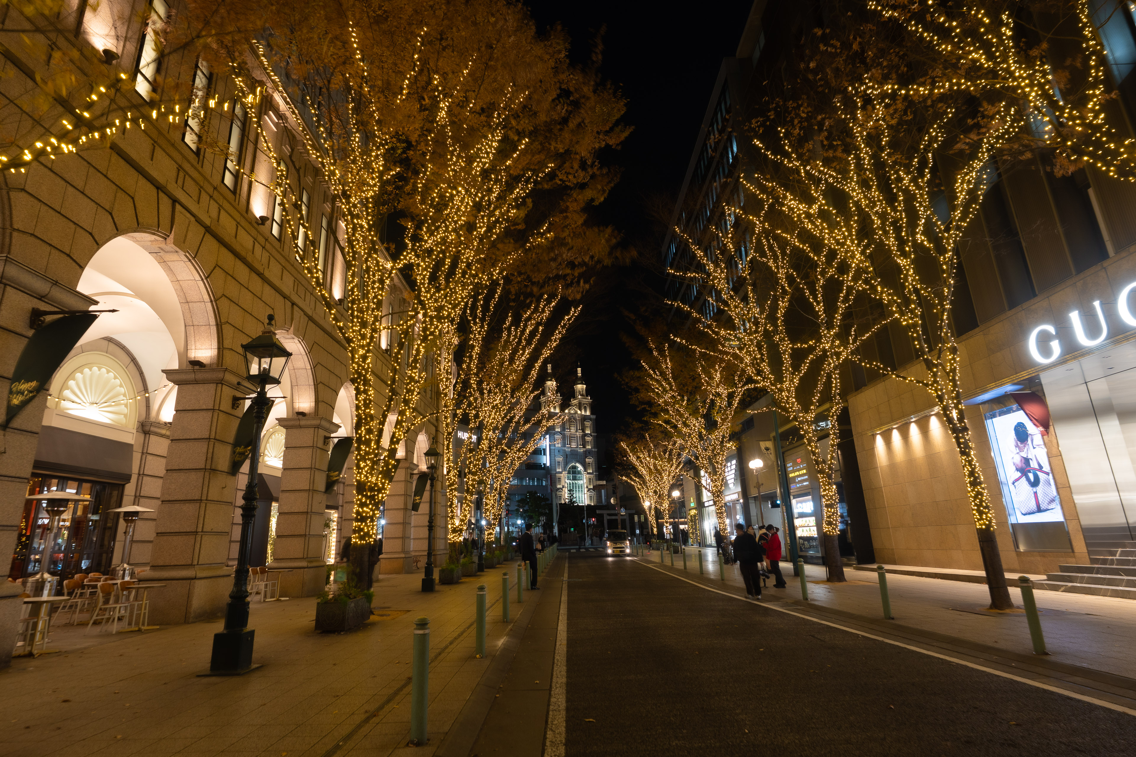 大丸神戸店側から神戸セントモルガン教会