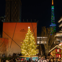 麻布台ヒルズのクリスマスマーケットと東京タワー